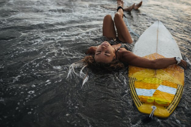 Mulher gosta de água quente do oceano