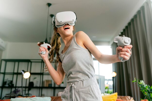 mulher gosta de experiência futurista de jogos virtuais 3d jovem mulher asiática usa tecnologia de fone de ouvido vr assistindo simulação mundo digital gesto de mão controlar-se para vencer os jogos virtuais divertidos on-line