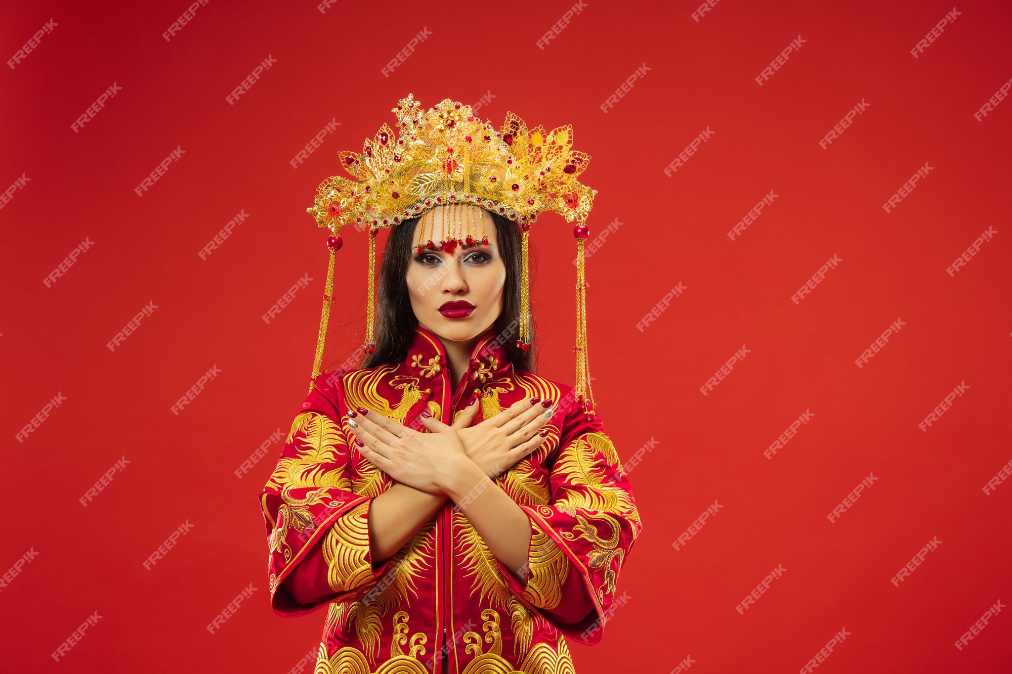 candidate Banyan Personification Mulher graciosa tradicional chinesa em estúdio sobre fundo vermelho. linda  garota vestindo traje nacional. ano novo chinês, elegância, graça, artista,  performance, dança, atriz, conceito de vestido | Foto Grátis