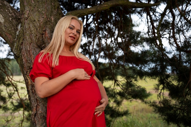 Mulher grávida a passar tempo ao ar livre