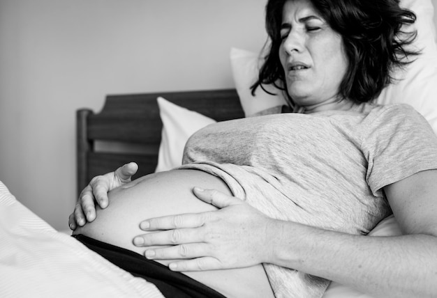 Foto grátis mulher grávida, com, dor trabalho