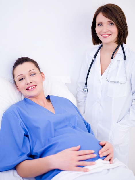 Mulher grávida com médico na maternidade antes do parto