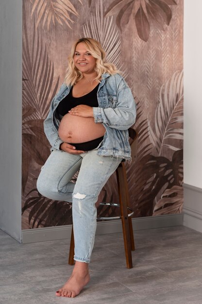 Mulher grávida de foto completa posando em estúdio