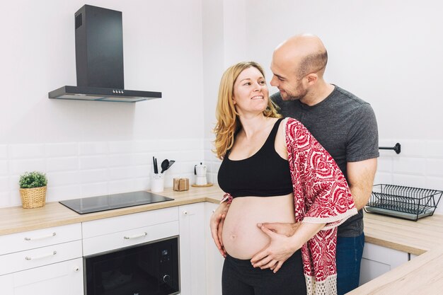 Mulher grávida, e, marido, em, cozinha