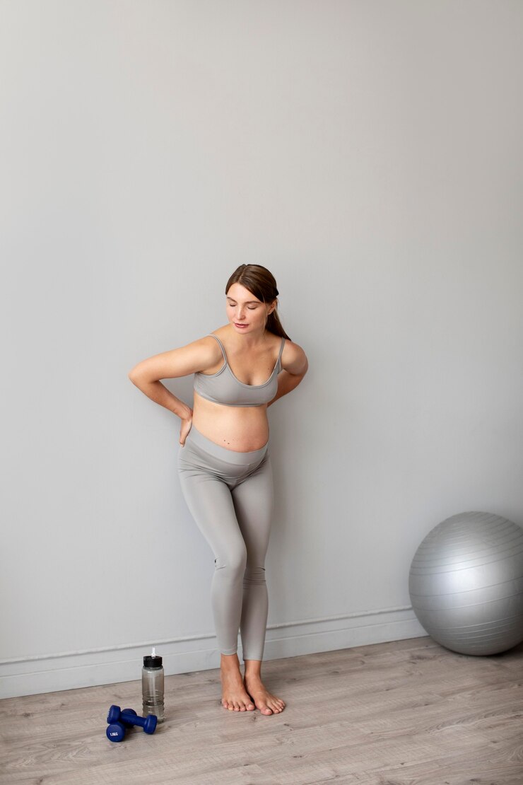 Foto grátis mulher grávida fazendo uma pausa nos exercícios em casa