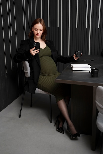 Foto grátis mulher grávida jovem no trabalho