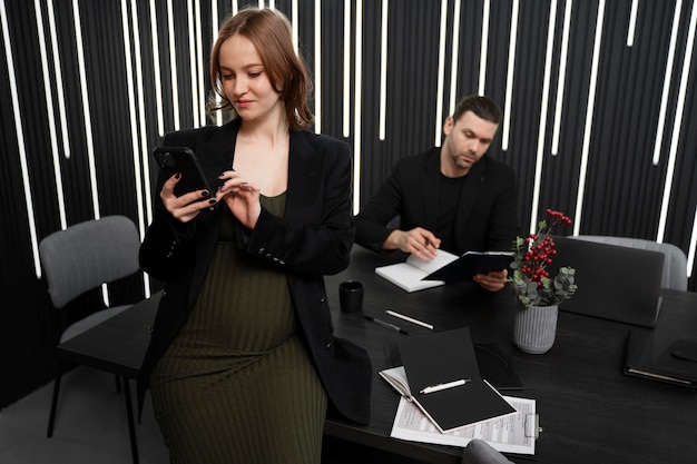 Foto grátis mulher grávida jovem no trabalho