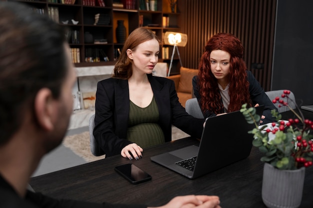 Mulher grávida jovem no trabalho