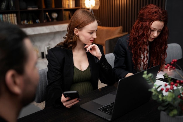 Mulher grávida jovem no trabalho