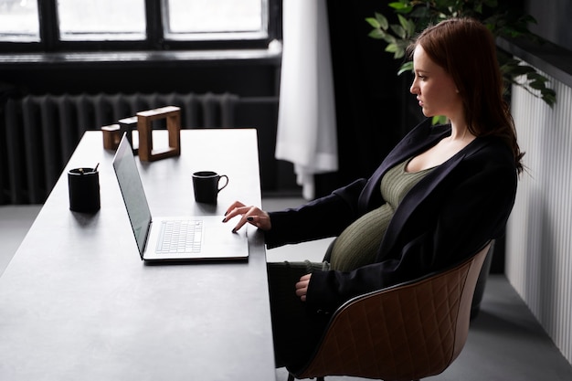 Mulher grávida jovem no trabalho