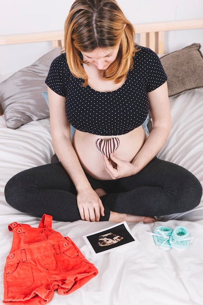 Mulher grávida, olhar, ultrasom