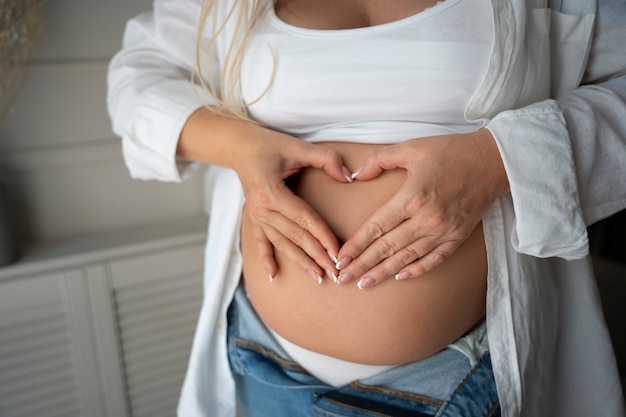 Foto grátis mulher grávida passando tempo dentro de casa