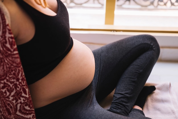 Mulher grávida, perto, abrir janela