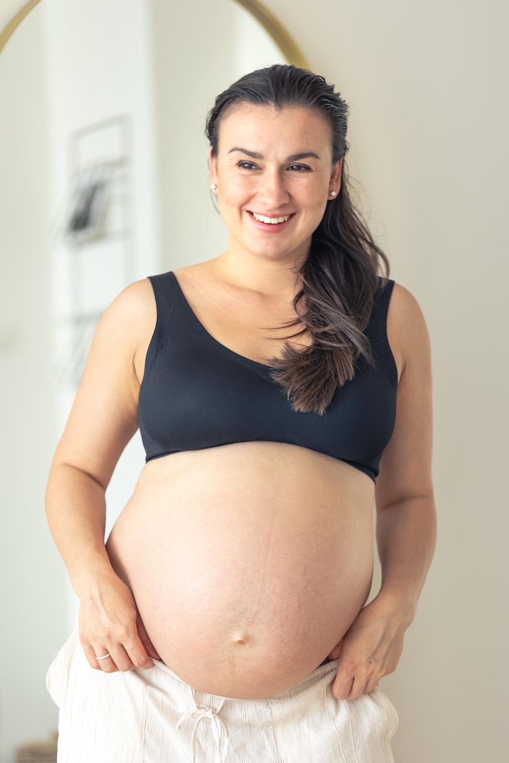 Foto grátis mulher grávida perto do espelho grávida e conceito de estilo