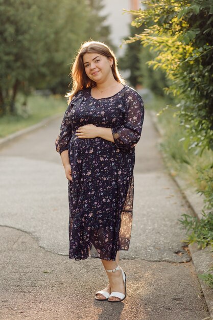 Mulher grávida posando no parque