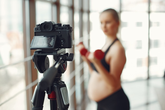 Foto grátis mulher grávida pratica esportes com dambbels