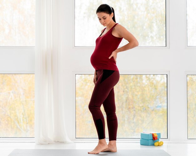 Mulher grávida se preparando para fazer exercícios