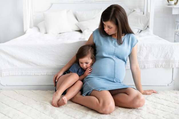 Mulher grávida, segurando, dela, filha, fim