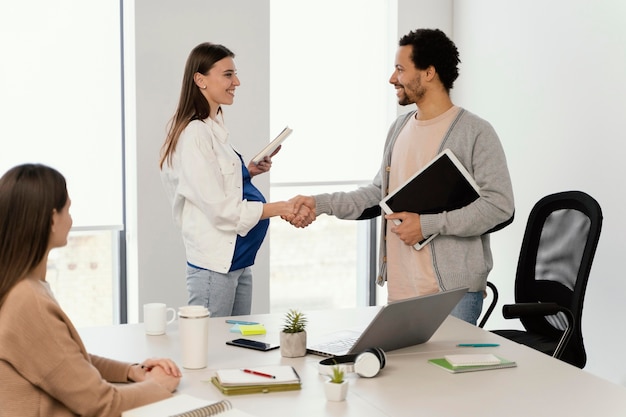 Mulher grávida tendo uma reunião com seu colega de trabalho