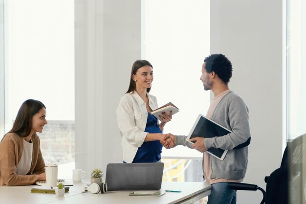 Mulher grávida tendo uma reunião com seu colega de trabalho