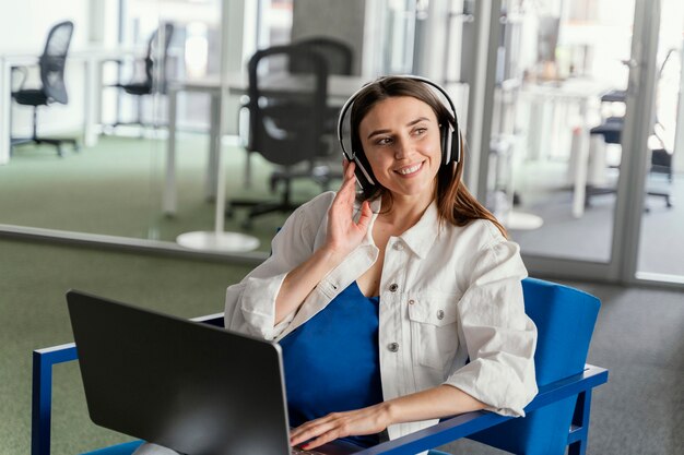 Mulher grávida trabalhando em uma empresa