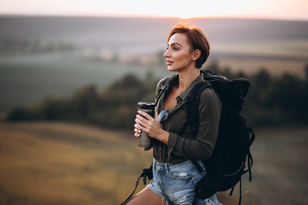 Mulher, hiking, montanhas, e, bebendo, água