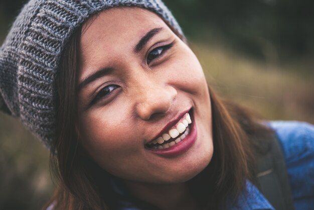 Mulher Hipster sorrir longe desfrutar com campo do verão na noite com filtro de tons vintage.