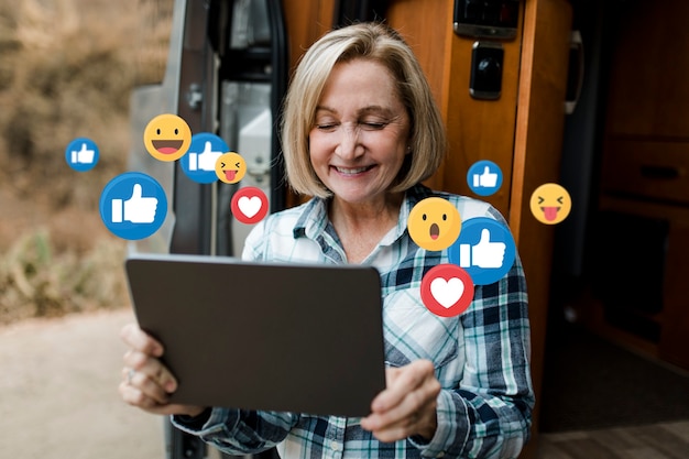Mulher idosa aproveitando a navegação nas redes sociais no tablet