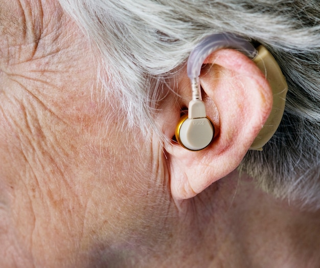Mulher idosa, desgastar, um, aparelho auditivo