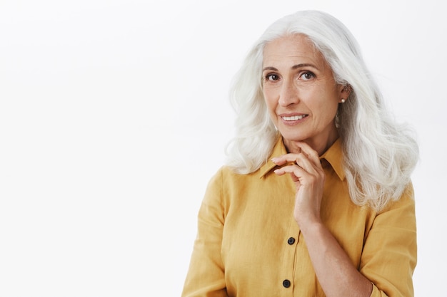 Foto grátis mulher idosa elegante e bonita sorrindo com ternura