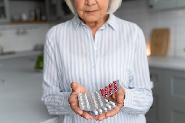 Mulher idosa enfrentando doença de Alzheimer