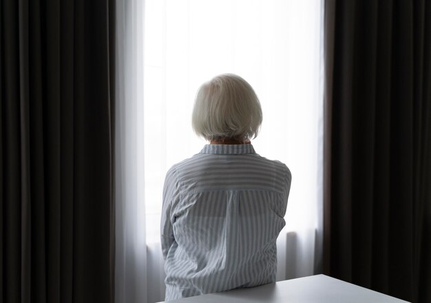 Mulher idosa enfrentando doença de Alzheimer