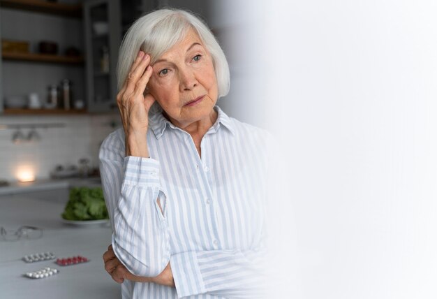 Mulher idosa enfrentando doença de Alzheimer