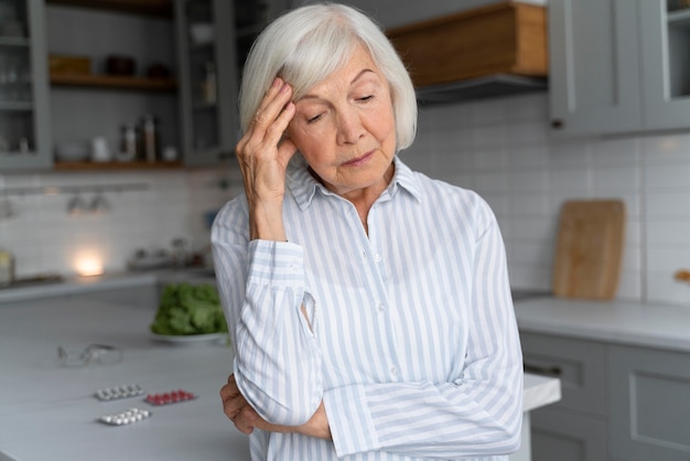 Foto grátis mulher idosa enfrentando doença de alzheimer