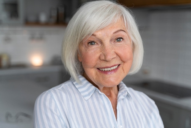 Mulher idosa enfrentando doença de Alzheimer