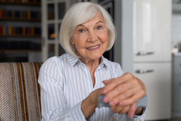 Mulher idosa enfrentando doença de Alzheimer