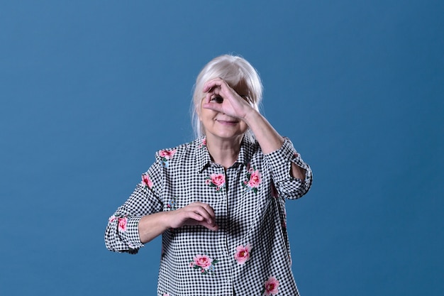 Foto grátis mulher idosa fazendo gesto de aparência