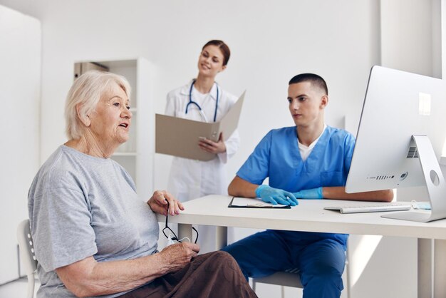 Mulher idosa no check-up de consultas de médicos e enfermeiras