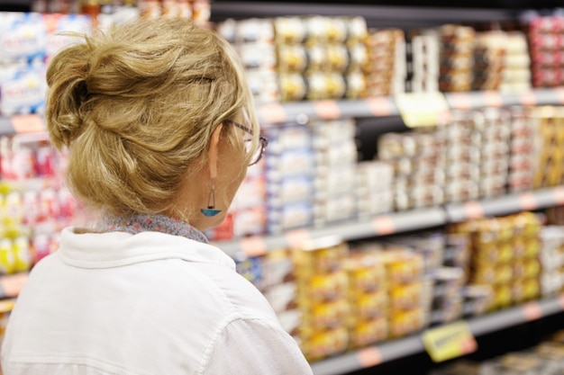 Mulher idosa no supermercado