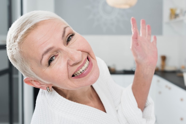 Foto grátis mulher idosa posando e sorrindo largamente