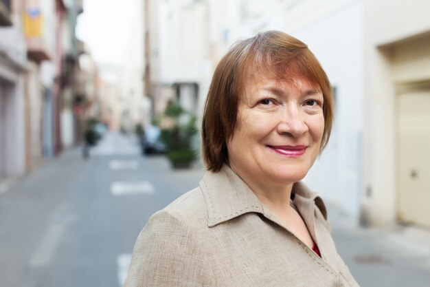 mulher idosa positiva na rua antiga