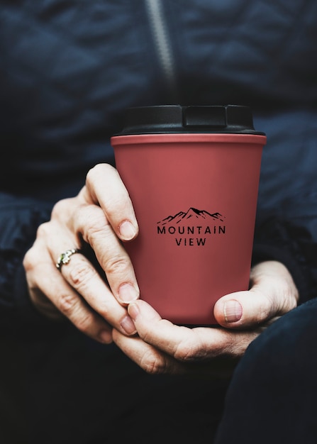 Foto grátis mulher idosa segurando uma caneca de viagem reutilizável