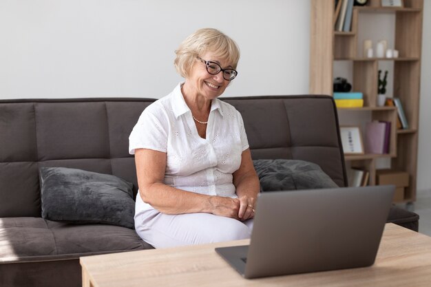 Mulher idosa tendo uma videochamada com a família