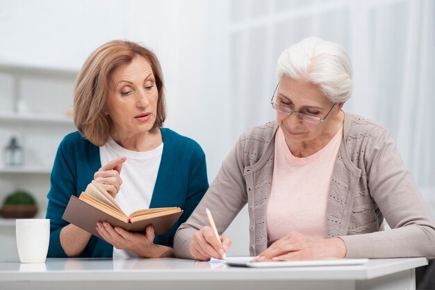 Mulher idosa tomando notas juntos