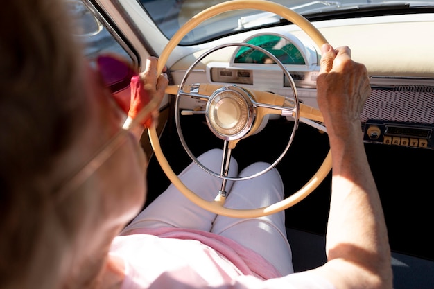 Mulher idosa viajando de carro durante o dia