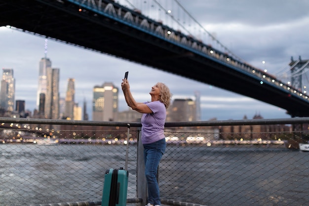 Mulher idosa viajando pelo mundo