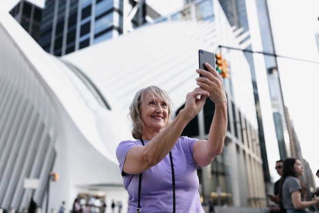 Mulher idosa viajando pelo mundo