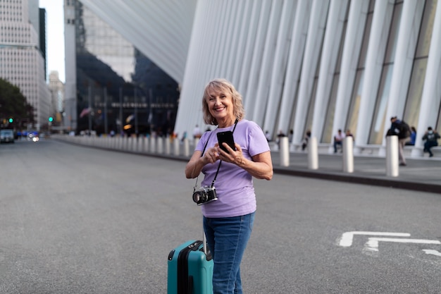 Foto grátis mulher idosa viajando pelo mundo