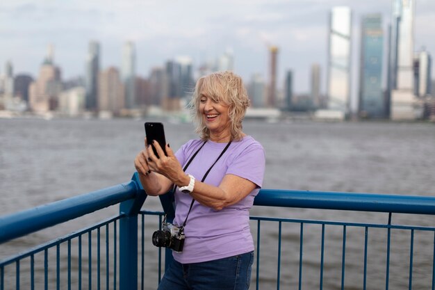 Mulher idosa viajando pelo mundo