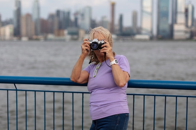 Foto grátis mulher idosa viajando pelo mundo